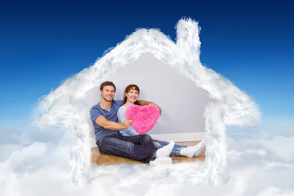 Casal segurando um grande coração — Fotografia de Stock