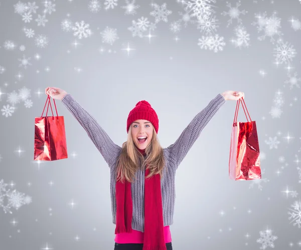 Festliche Blondine hält Einkaufstüten in der Hand — Stockfoto