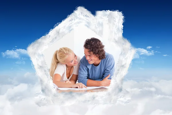 Smiling couple moving in a new house — Stock Photo, Image