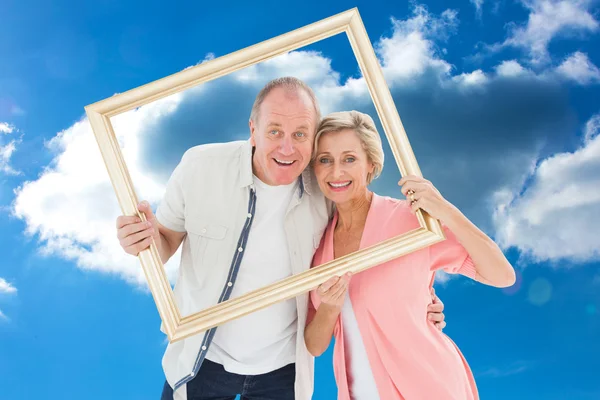 Ouder koppel glimlachend in de camera via prentbriefkaar — Stockfoto