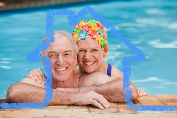 Felice coppia matura in piscina — Foto Stock
