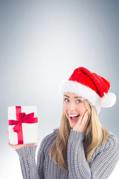 Festlig blondin håller julklapp — Stockfoto