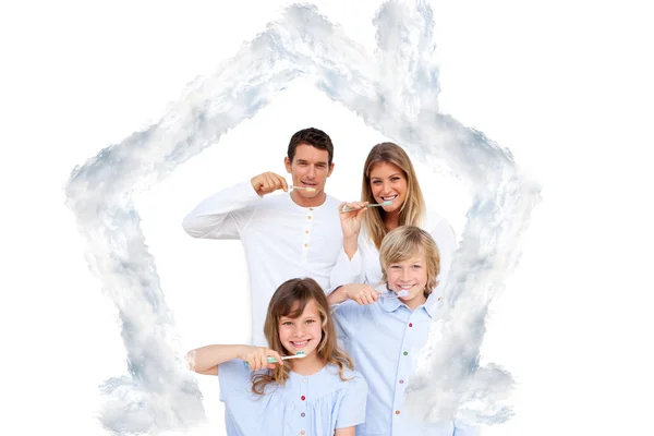 Sorridente giovane famiglia spazzolatura loro dentizione — Foto Stock
