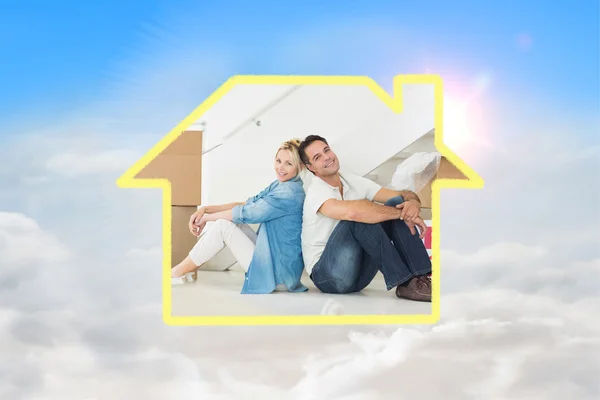 Smiling couple with boxes in a new house — Stock Photo, Image