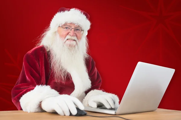 Weihnachtsmann surft im Internet — Stockfoto