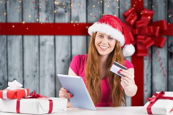 Festlig rödhårig handla online med tablett — Stockfoto