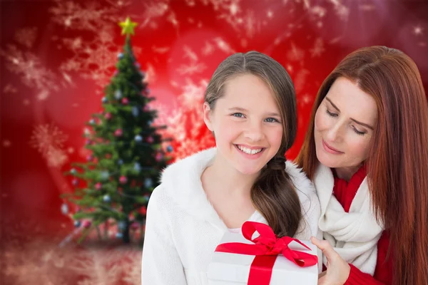 Mãe e filha com presente — Fotografia de Stock