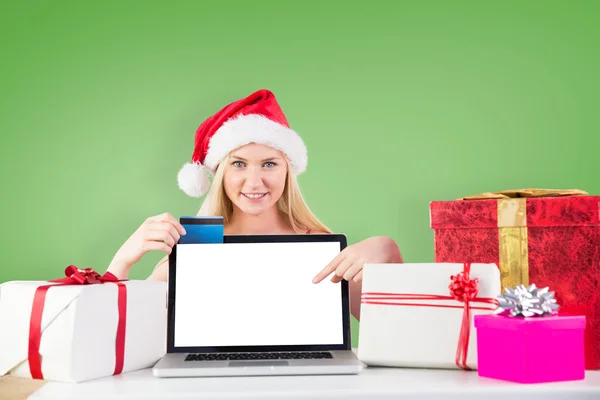 Immagine composita di donna che punta allo schermo del computer portatile — Foto Stock