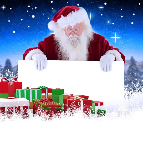 Santa houdt een teken en neerkijkt — Stockfoto