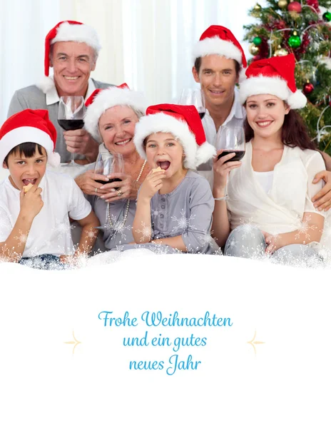 Familie trinkt Wein und isst Süßigkeiten — Stockfoto