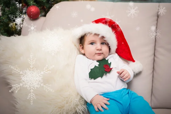 Leuke baby jongen op de bank — Stockfoto