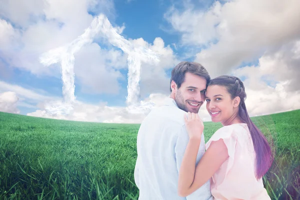 Casal sorrindo para a câmera — Fotografia de Stock