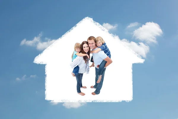 Familia sonriente contra el cielo nublado — Foto de Stock