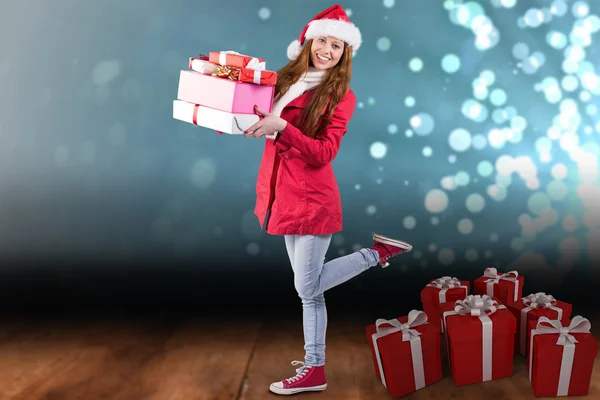 Pelirroja festiva sosteniendo montón de regalos —  Fotos de Stock