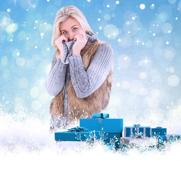 Blonde in winterkleren glimlachen — Stockfoto