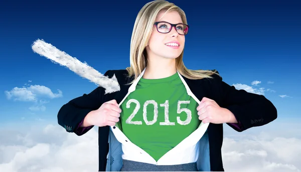 Geschäftsfrau öffnet Hemd im Superhelden-Look — Stockfoto