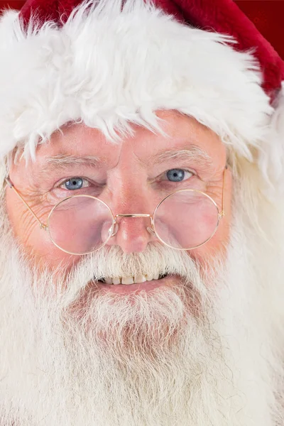 Babbo Natale sorridente alla fotocamera — Foto Stock