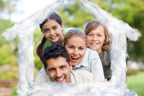 Zusammengesetztes Bild einer glücklichen Familie im Park — Stockfoto