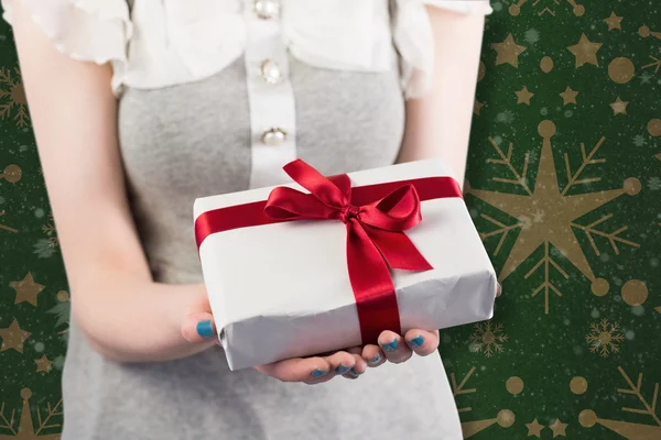 Mujer ofreciendo un regalo envuelto — Foto de Stock