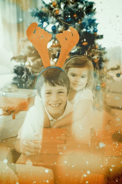 Glückliches Geschwisterpaar feiert Weihnachten — Stockfoto