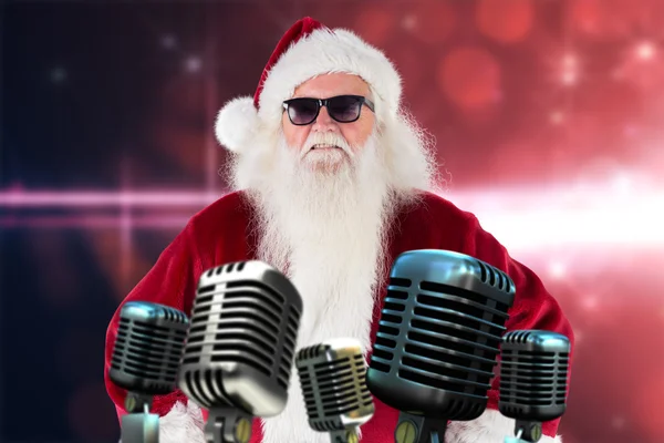 Santa Claus lleva gafas de sol negras —  Fotos de Stock
