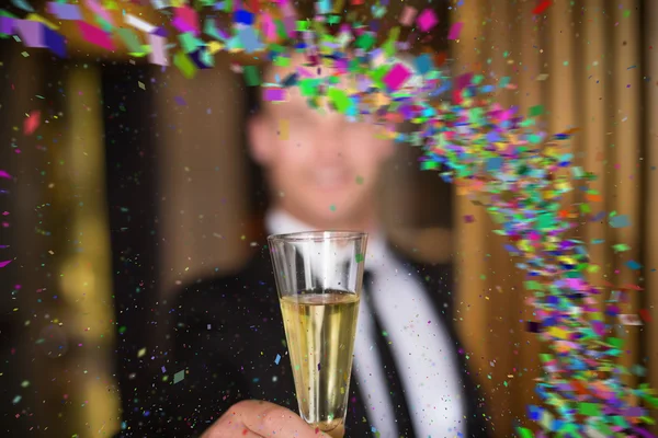 Bonito homem segurando flauta de champanhe — Fotografia de Stock