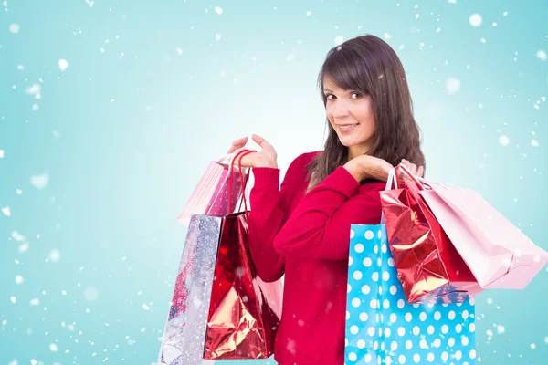 Sonriente morena sosteniendo bolsas de compras — Foto de Stock