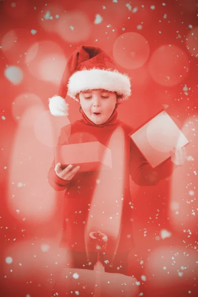 Festlicher kleiner Junge öffnet ein Geschenk — Stockfoto