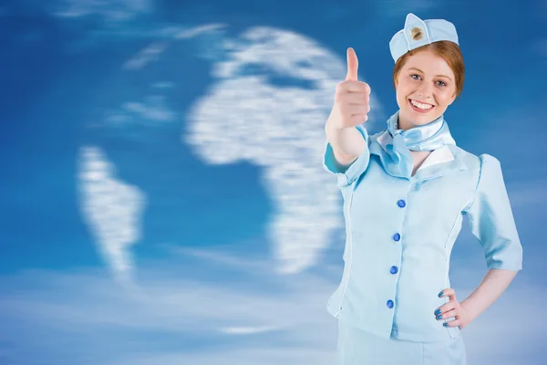 Stewardess mit Hand auf Hüfte — Stockfoto