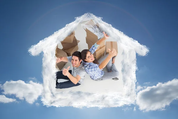 Visão geral de um casal feliz dando polegares para cima — Fotografia de Stock