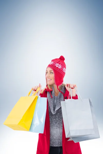 Blondine mit Einkaufstüten — Stockfoto