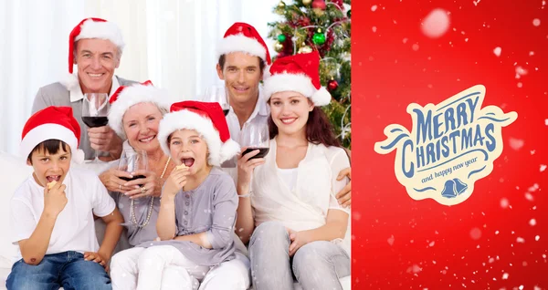 Familia bebiendo vino y comiendo dulces — Foto de Stock