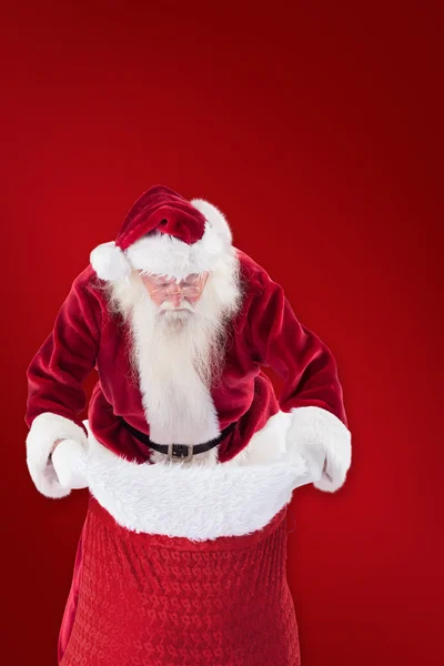 Babbo Natale guarda nella sua borsa — Foto Stock