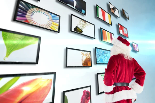 Santa ziet er weg van camera — Stockfoto