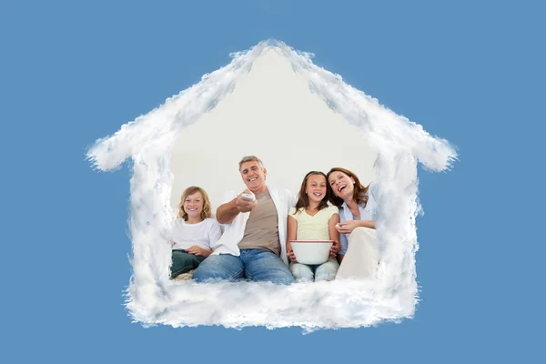 Familie auf dem Sofa vor dem Fernseher — Stockfoto