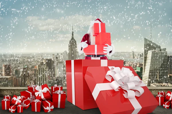 Santa postavení ve velkých dárek — Stock fotografie