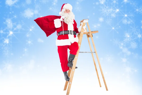 Papai Noel subindo uma escada — Fotografia de Stock
