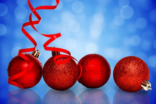 Decoración de cuatro bolas de Navidad roja —  Fotos de Stock