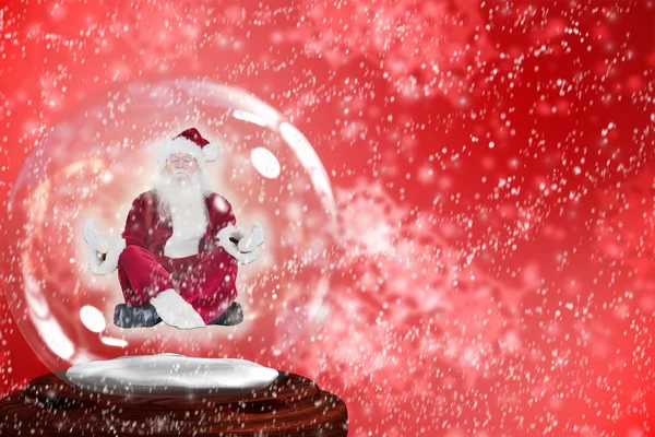 Santa doen yoga in sneeuw globe — Stockfoto