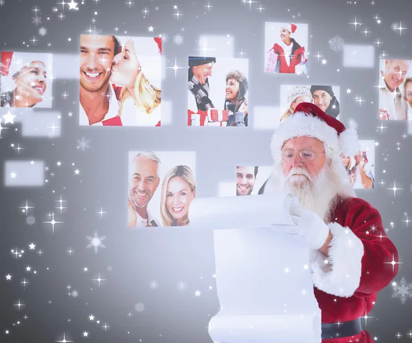 Santa Claus leest een lijst — Stockfoto