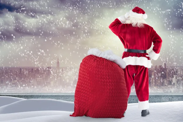 Santa στέκεται στο χιονισμένο περβάζι — Φωτογραφία Αρχείου
