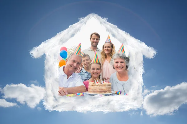 Jubelnde Familie lächelt zum Geburtstag in die Kamera — Stockfoto