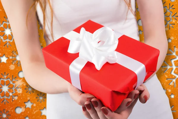 Mujer sosteniendo regalo rojo y blanco — Foto de Stock