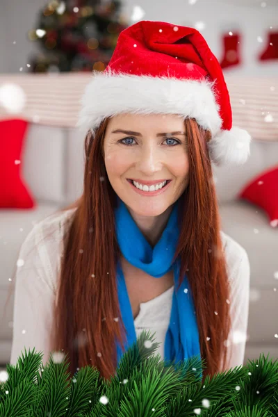 Ruiva festiva sorrindo para a câmera — Fotografia de Stock