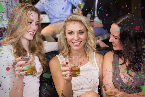 Hübsche Freundinnen beim gemeinsamen Drink — Stockfoto