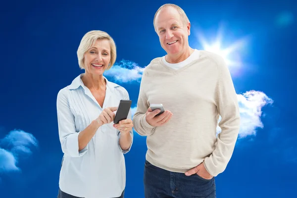 Glad äldre par med deras smartphones — Stockfoto