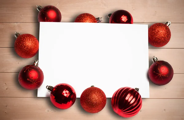 Immagine composita di palline di Natale rosse che circondano la pagina bianca — Foto Stock