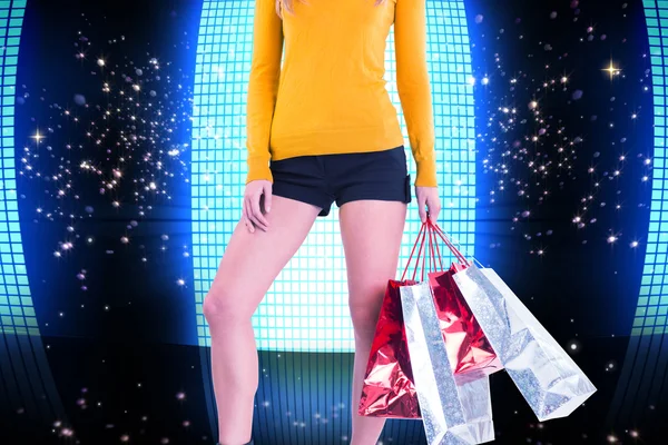 Stijlvolle vrouw met shopping tassen — Stockfoto