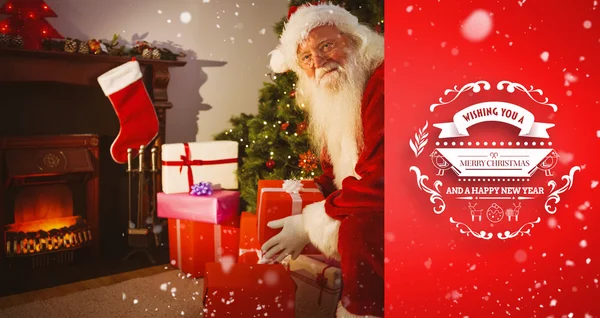 Lächelnder Weihnachtsmann überbringt Geschenke — Stockfoto