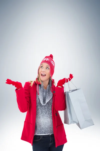 Loira segurando sacos de compras — Fotografia de Stock